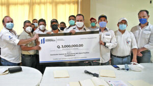 Alejandro Giammattei y Miguel Martínez entregan bono a pescadores en junio de 2020, en el contexto de la pandemia de COVID19. Foto: Gobierno de Guatemala.