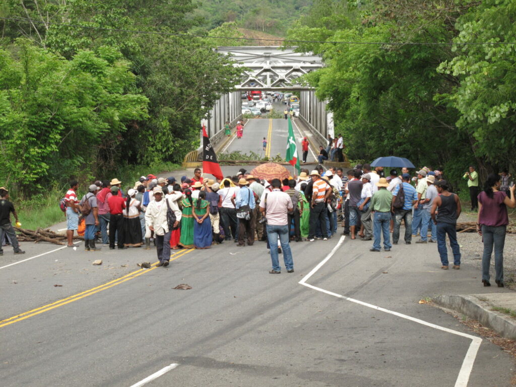 Manifestantes en contra de la represa Barro Blanco en Panamá bloquean una carretera. Richard Arghiris.