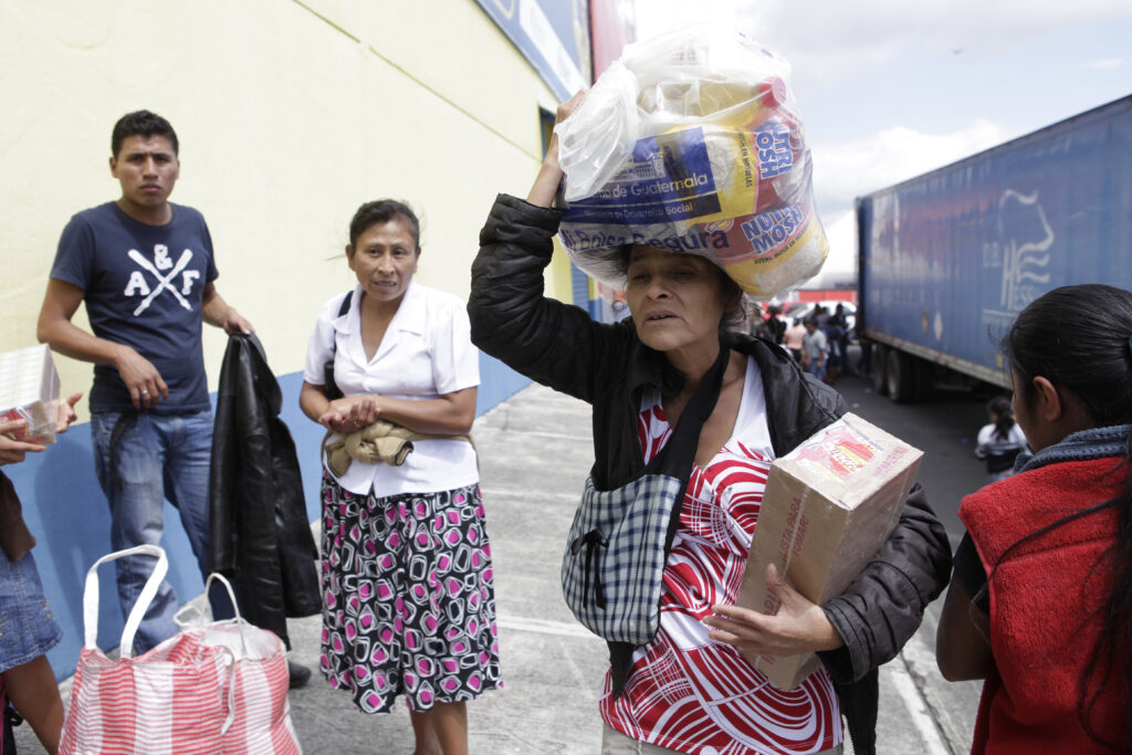 Mujer recoge la bolsa segura en Guatemala. Foto: Edwin Bercián