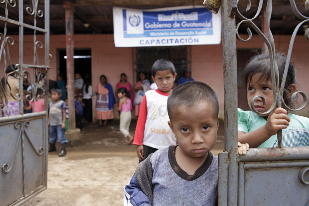 Las transferencias condicionadas son entregadas en Guatemala a cambio de que los niños acudan a la escuela y los centros de salud. Foto: Edwin Bercián