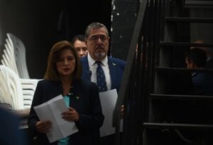 Bernardo Arévalo y Karin Herrera, binomio presidencial de Semilla