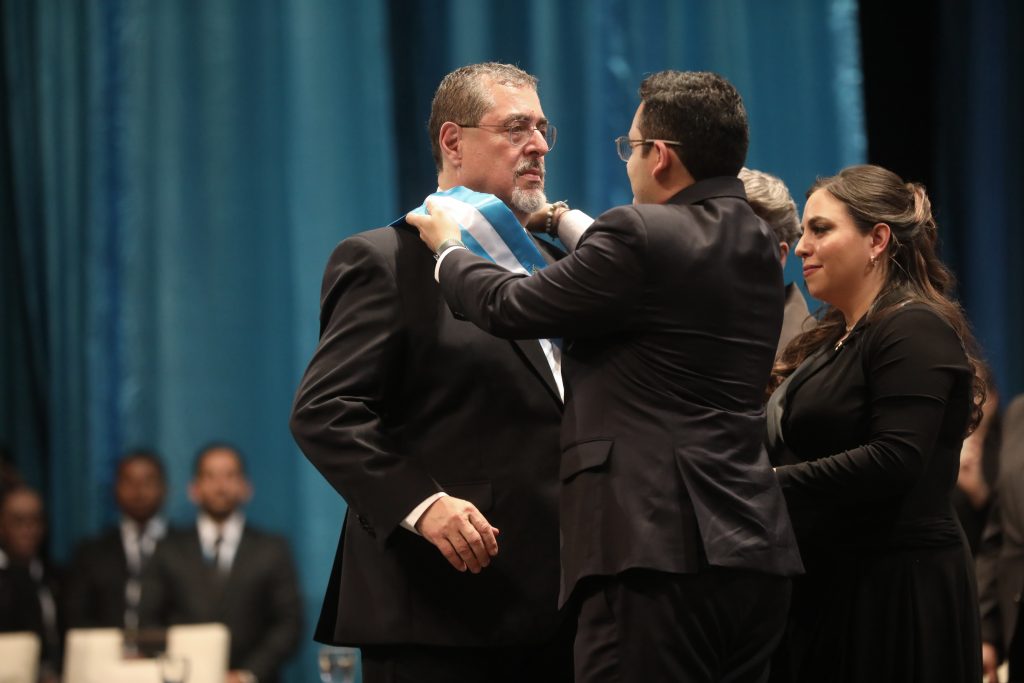 Bernardo Arévalo fue investido presidente de Guatemala por Samuel Pérez, presidente de la junta directiva del Congreso y diputado por el Movimiento Semilla. Foto: Edwin Bercián
