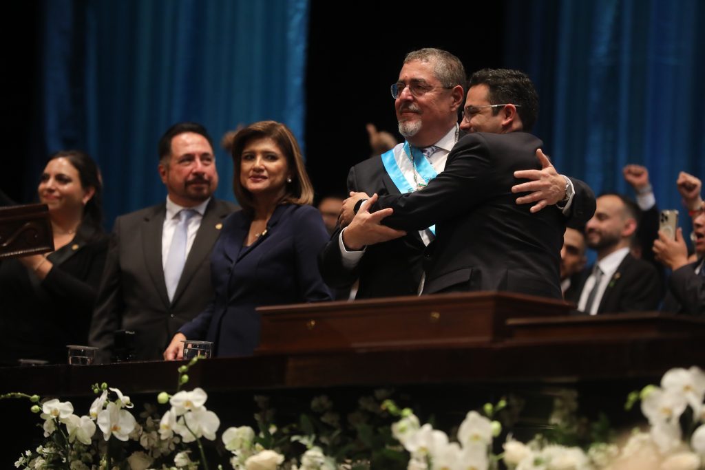 Bernado Arévalo en la toma de posesión como presidente de Guatemala, se abraza a Samuel Pérez, diputado electo por Semilla. Foto: Edwin Bercián