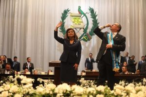 Bernardo Arévalo, presidente de Guatemala, junto a la vicepresidenta electa, Karin Herrera, durante la toma de posesión. Foto: Edwin Bercián