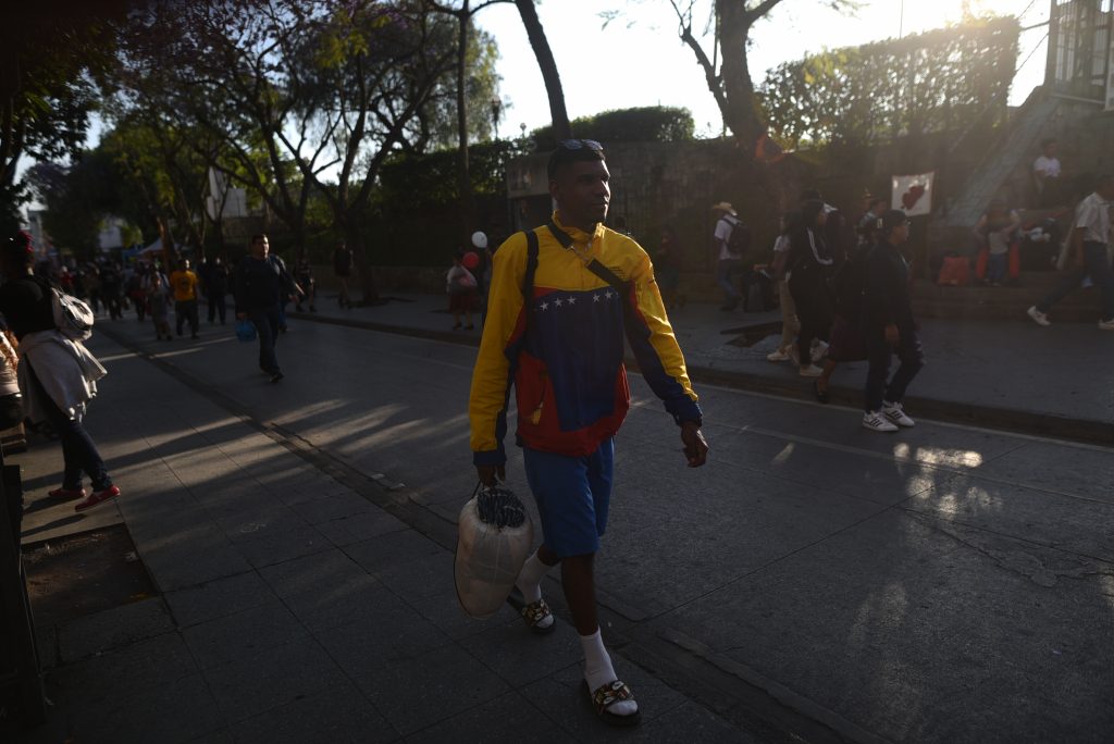 El migrante venezolano Roger Alonzo Lovera, camina por las calles del centro histórico de la Ciudad de Guatemala en busca de comida y dinero para hospedarse en una pensión junto a su hermano y un amigo durante su paso por el país.
