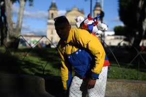 El migrante venezolano Roger Alonzo Lovera, permanece en los alededores de la Plaza central de la Ciudad de Guatemala en busca de comida y dinero para hospedarse en una pensión junto a su hermano y un amigo durante su paso por el país.