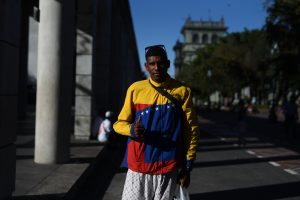 Roger Alonzo Lovera, posa para una fotografía durante su paso por el centro histórico de la Ciudad de Guatemala donde vivió dos días con su hermano y un amigo en un viaje con destino a Estados Unidos.