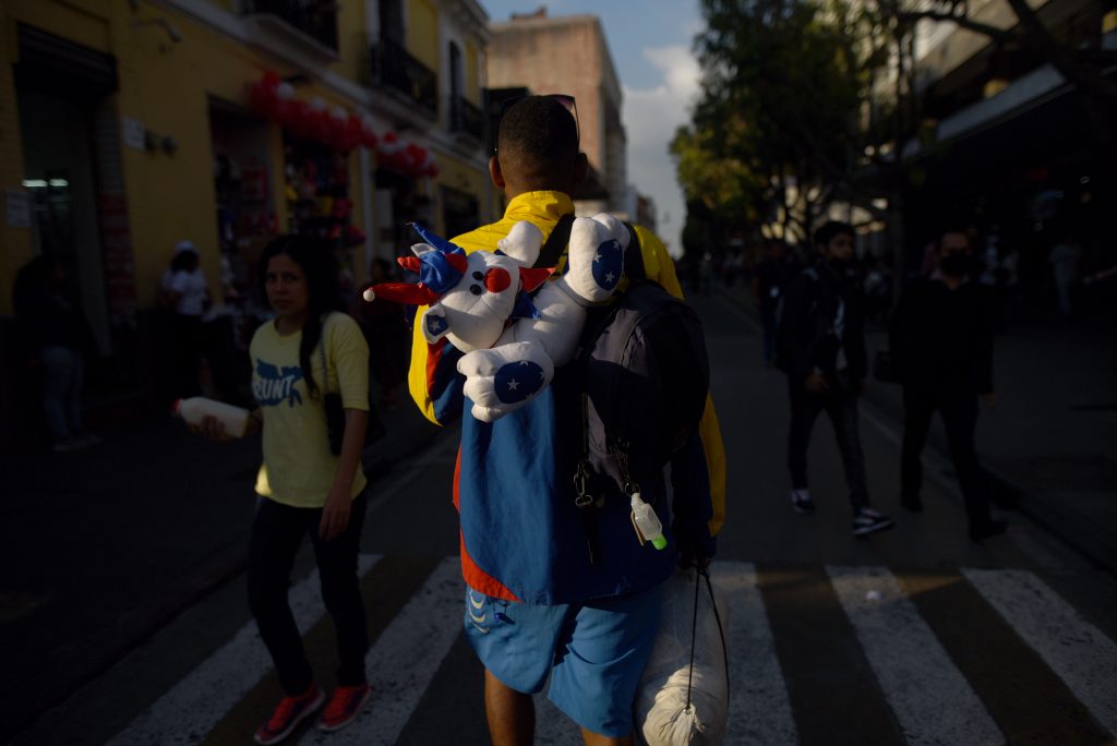 El migrante venezolano Roger Alonzo Lovera, camina por las calles del centro histórico de la Ciudad de Guatemala en busca de comida y dinero para hospedarse en una pensión junto a su hermano y un amigo durante su paso por el país.
