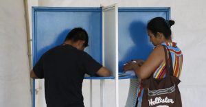 Vecinos de Ipala votando en el centro de votación. Foto: Eduardo González