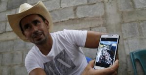 Tres Kiebres muestra su celular durante una entrevista en Ipala en 2015. Foto: Eduardo González