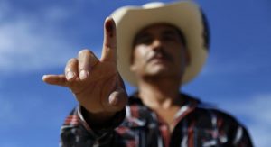 Hombre de Ipala muestra su dedo manchado, señal de que ha emitido su voto. Foto: Eduardo González