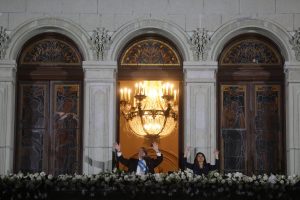 Bernardo Arévalo junto a Karin Herrera en el palacio de Guatemala, durante el saludo a la población tras ser proclamado presidente de Guatemala. Foto: Edwin Bercián