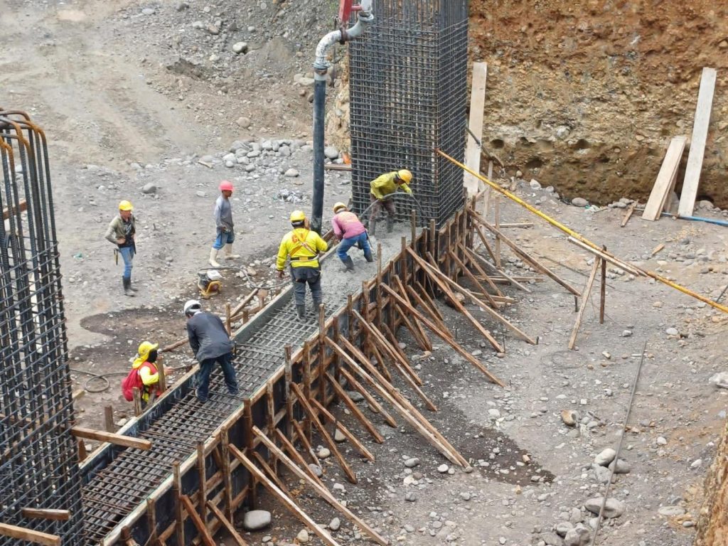 Construcción del anillo regional en Guatemala, tramo a cargo de la constructora CIANSA, de Gustavo Alejos. 