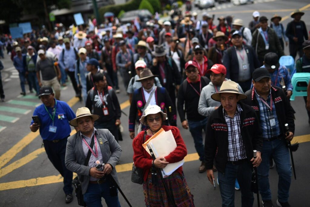 Representantes de los 48 cantones de Totonicapán y de las autoridades de ancestrales de Sololá en una caminata previa al Paro Nacional. Foto: Edwin Bercián
