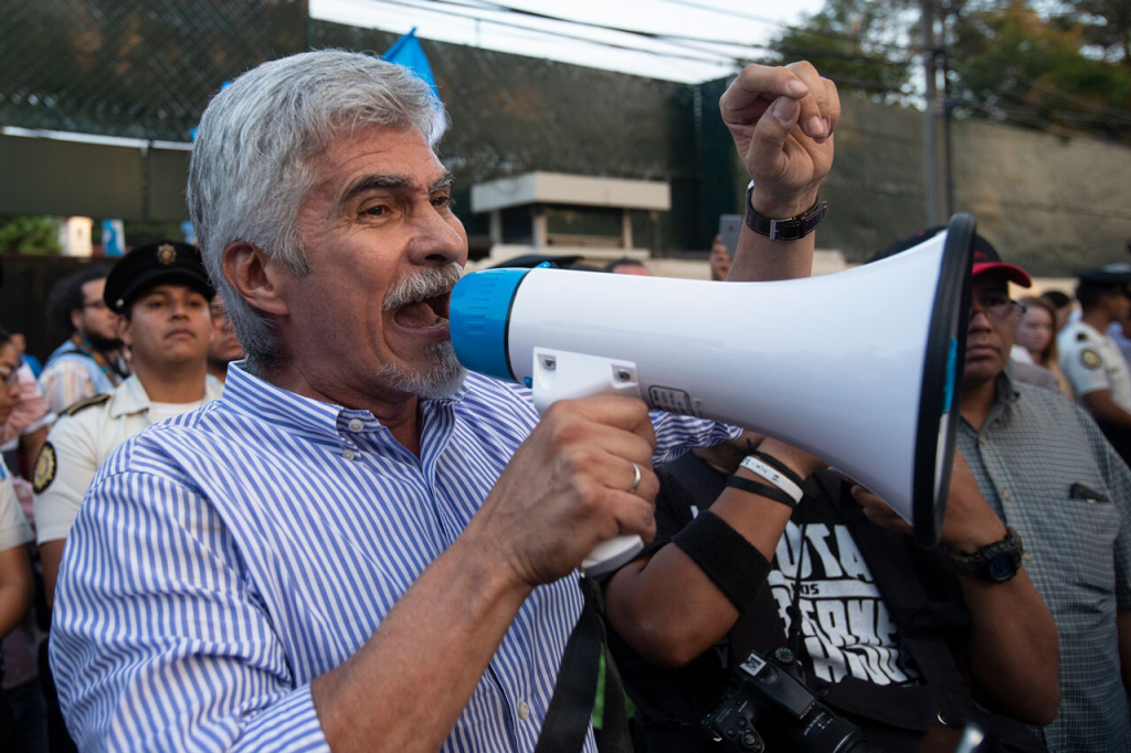 Ricardo Méndez Ruiz protestando frente a las oficinas de la extinta Comisión Internacional Contra la Impunidad en Guatemala (CICIG) en 2017. (AP Photo/Moisés Castillo)