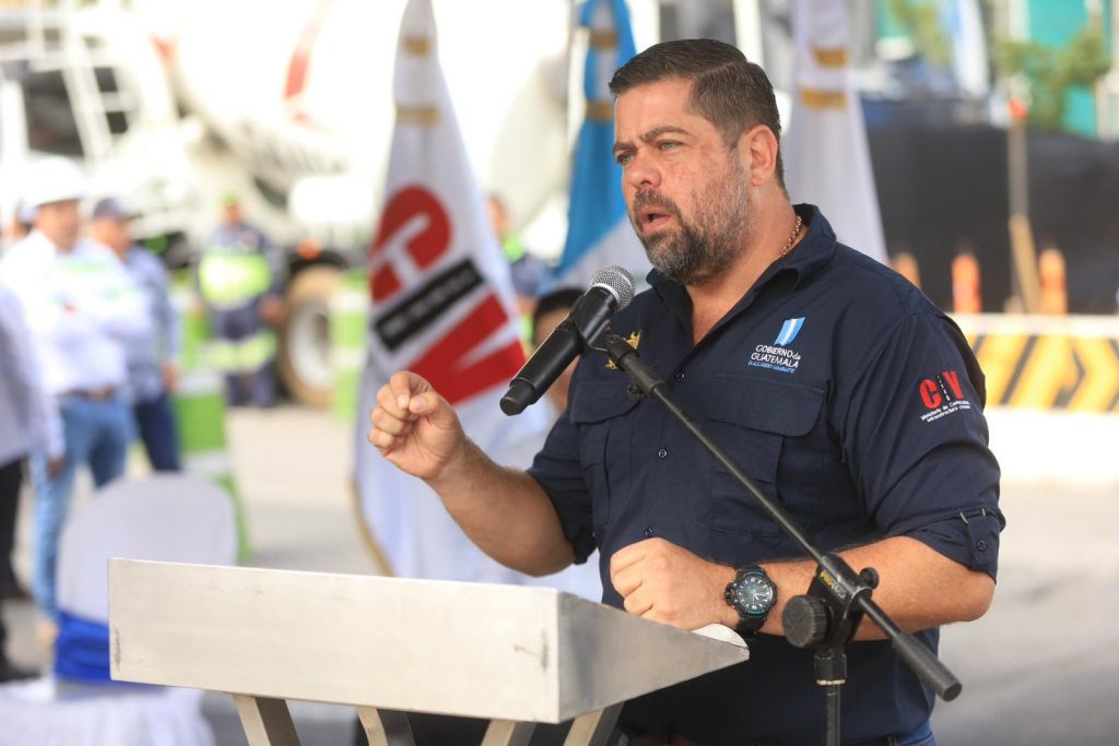 Ministro de Comunicaciones, Javier Maldonado, durante la inauguración de la obra del Puente de Belice. Foto: Ministerio de Comunicacioes. 
