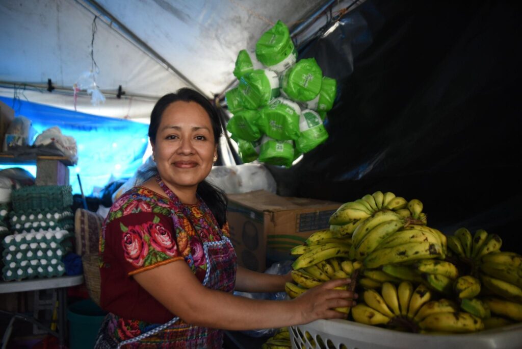 La preparación de los alimentos fue una acción política, porque de esa forma se cuidó de quienes participaron de la resistencia, dijo la voluntaria Irma Heralda Cristal. Foto: Crisitna Chiquín