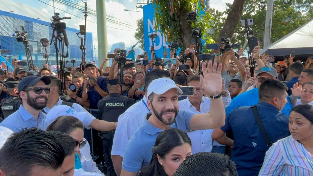 El presidente Nayib Bukele se presenta para emitir su boto durante los comicios 2024. Foto: FOCOSTV