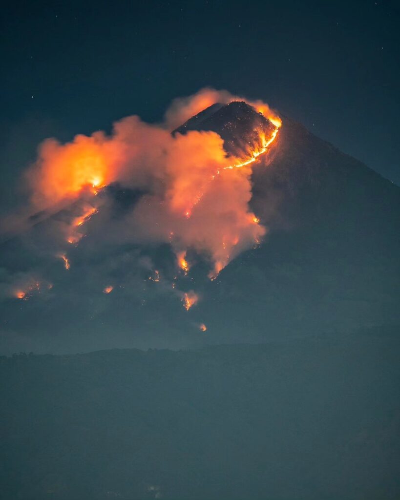 Volcán de Agua en llamas en febrero de 2024 en Guatemala. 